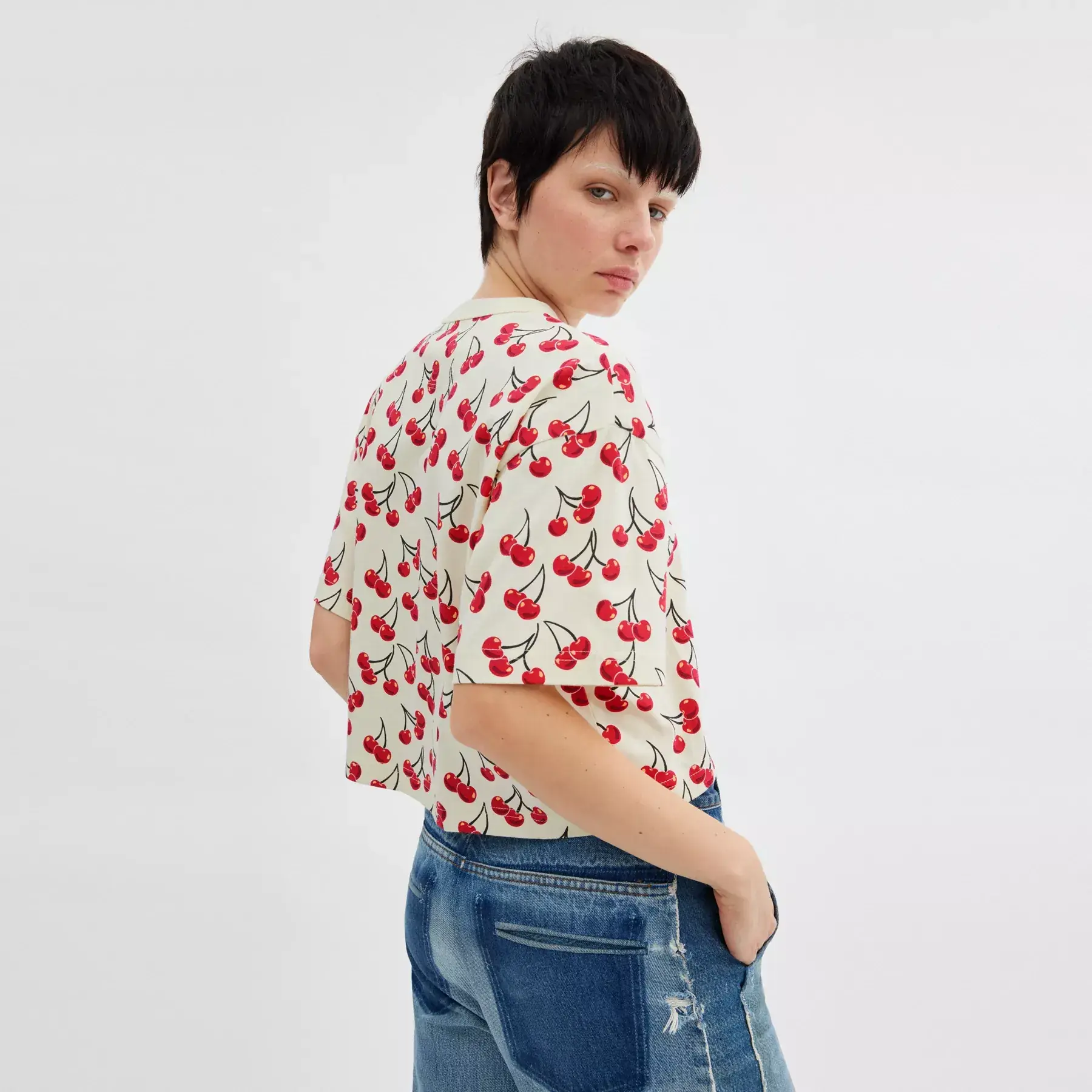Cherry Print Cursive Signature Cropped T-Shirt In Organic Cotton Cherry Print Cursive Signature Cropped T-Shirt In Organic Cotton